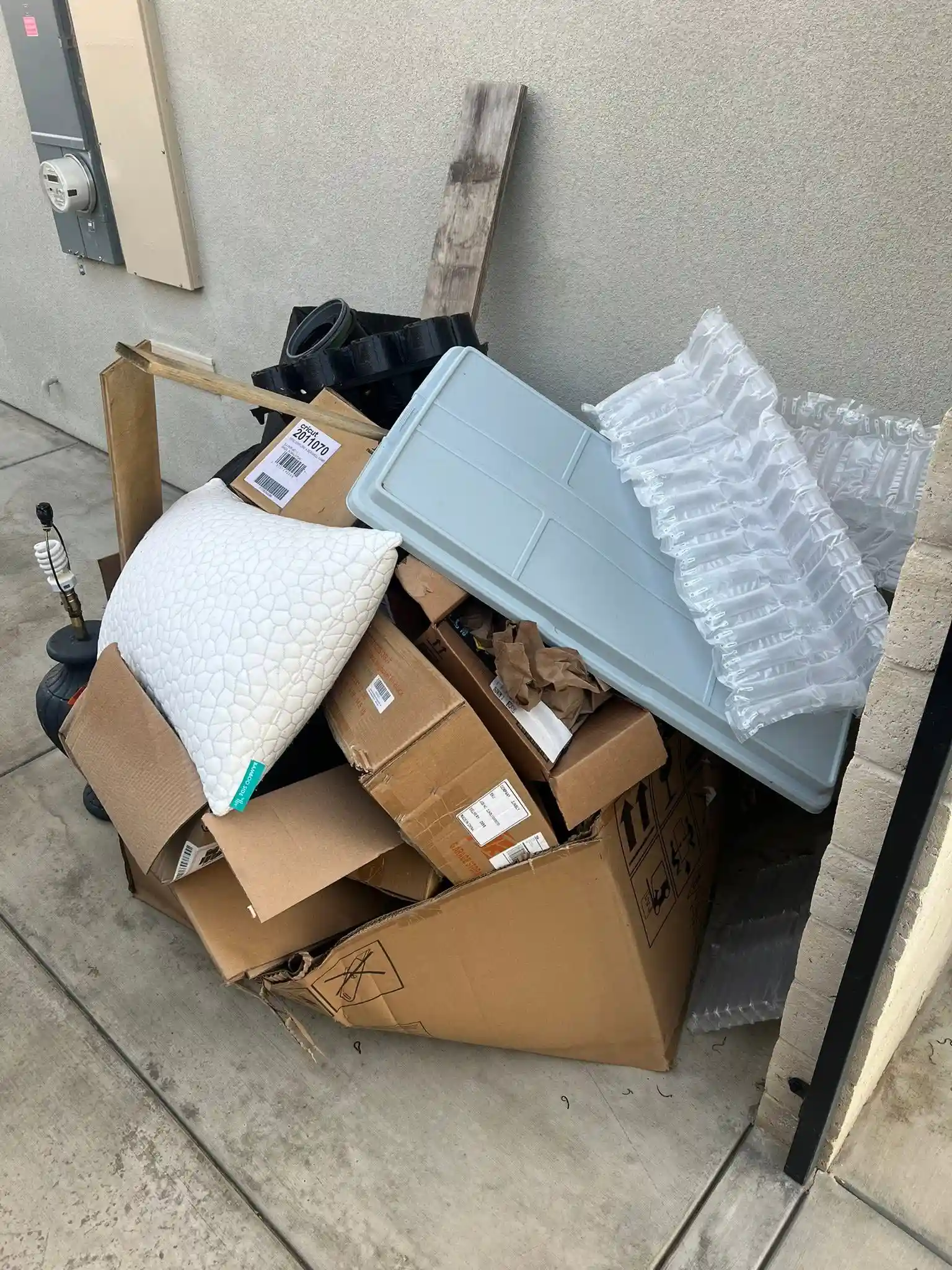 Foothill brush clearing and yard waste removal in City in the Hills, Bakersfield CA